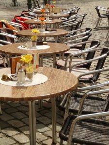 Mobbing esclusione cena tra colleghi